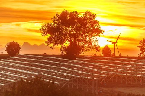 Solaranlagen sammeln die letzten Strahlen im Sonnenuntergang ein