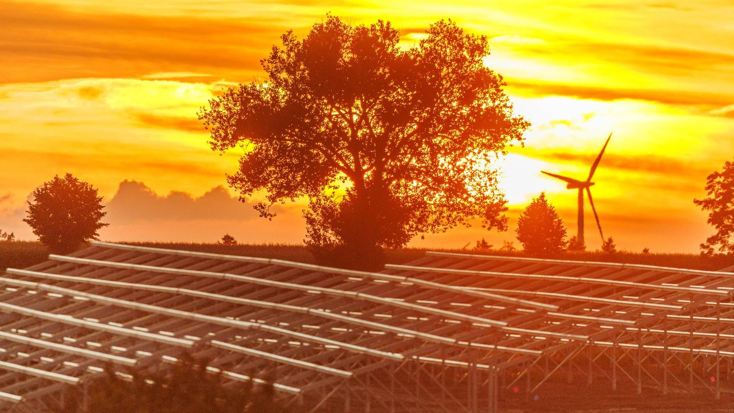 Solaranlagen sammeln die letzten Strahlen im Sonnenuntergang ein