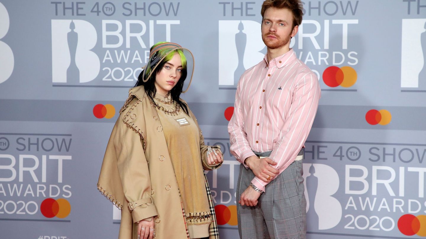 Der Bruder von Popstar Billie Eilish (links), der Musiker Finneas O'Connell, hat sich verlobt. (Archivbild) Foto: Vianney Le Cae