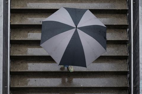 Insbesondere in Westsachsen und im Vogtland wird der Regenschirm heute zum unverzichtbaren Begleiter. (Archivbild) Foto: Marijan