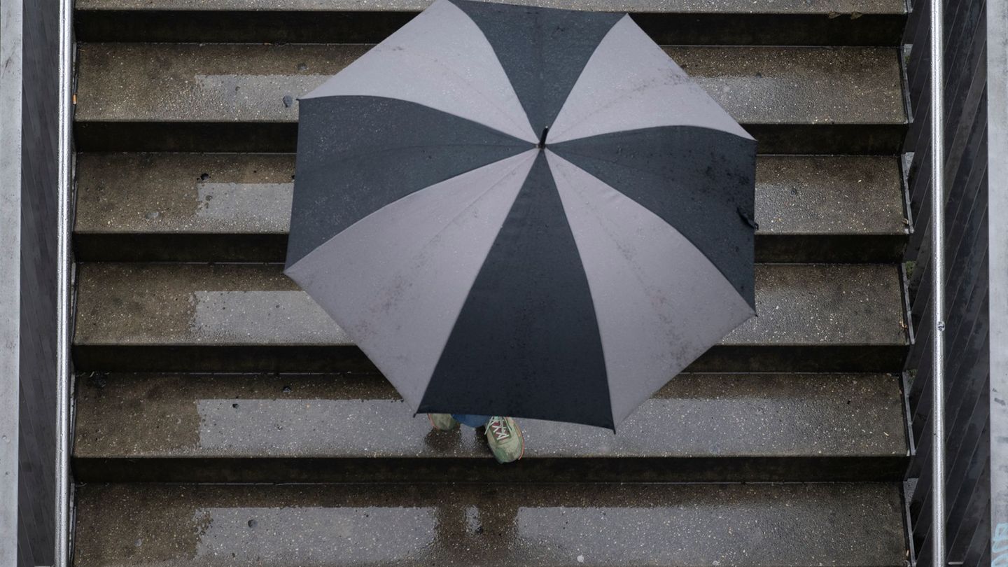 Insbesondere in Westsachsen und im Vogtland wird der Regenschirm heute zum unverzichtbaren Begleiter. (Archivbild) Foto: Marijan