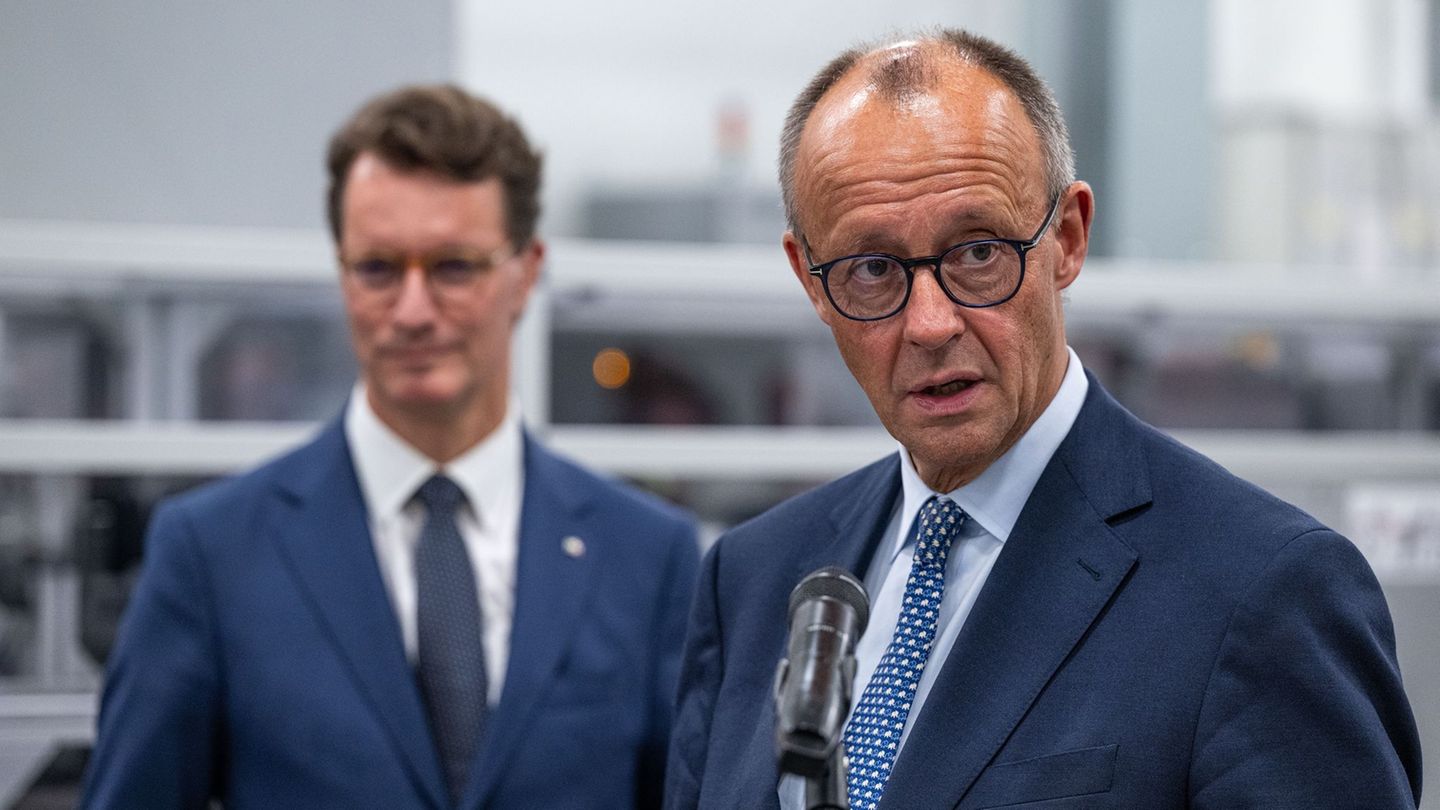 Bundeskanzler Friedrich Merz (CDU) wird am Tag nach den Stichwahlen in Düsseldorf erwartet. (Archivfoto) Foto: Guido Kirchner/dp