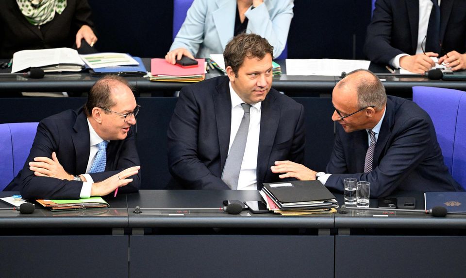 Kanzler Merz (r.) mit Innenminister Dobrindt (l.) und Finanzminister Klingbeil (M.) im Bundestag