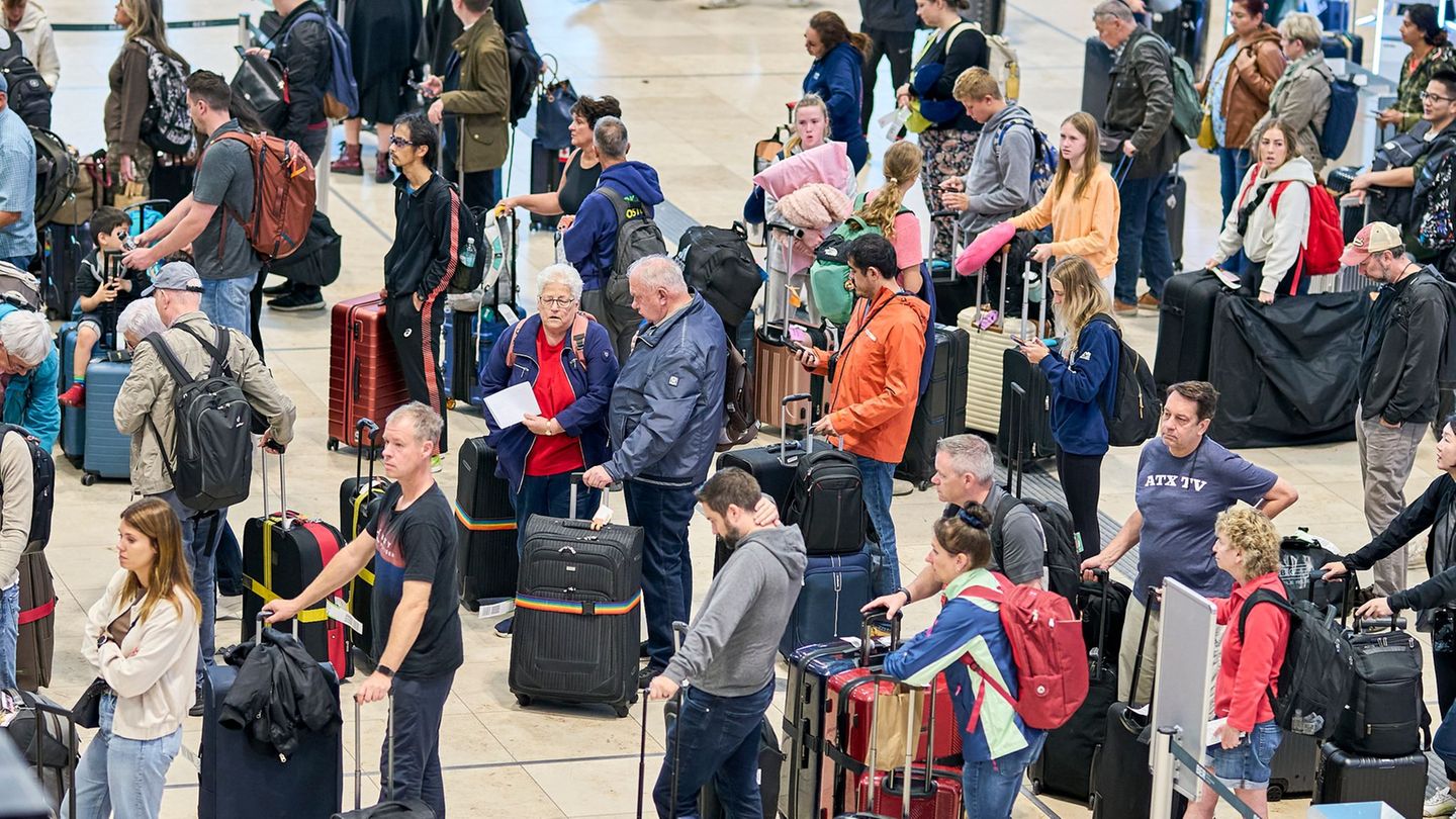 Wer von Berlin aus in den Urlaub fliegen will, braucht zurzeit vor allem eines: Geduld. Foto: Michael Ukas/dpa