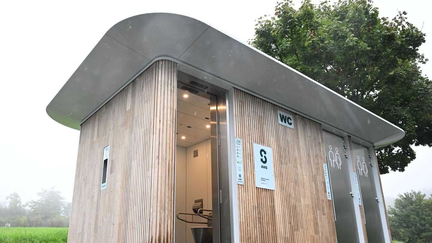 Ein neu gebautes Toilettenhaus steht an einem Parkplatz am Ausflugsziel Egelseer Heide in Stuttgart