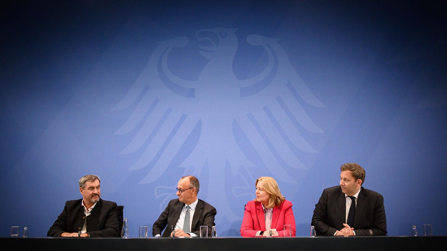 Friedrich Merz, Lars Klingbeil, Markus Söder und Bärbel Bas sitzen nebeneinander bei einer Pressekonferenz