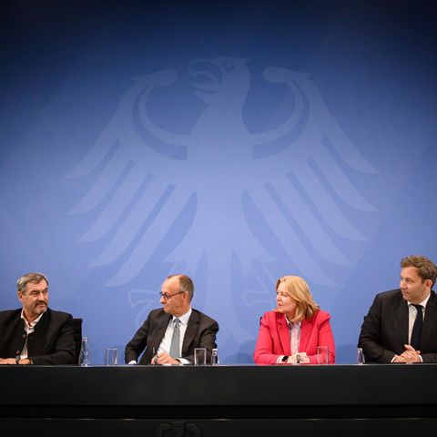 Friedrich Merz, Lars Klingbeil, Markus Söder und Bärbel Bas sitzen nebeneinander bei einer Pressekonferenz