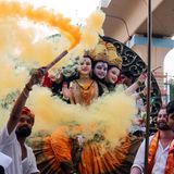 Sogar der Rauch ist farbig: Teilnehmer einer Prozession in Nagpur tragen eine Statue der Göttin Durga Nagpur