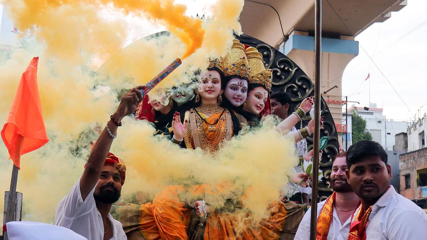 Sogar der Rauch ist farbig: Teilnehmer einer Prozession in Nagpur tragen eine Statue der Göttin Durga Nagpur