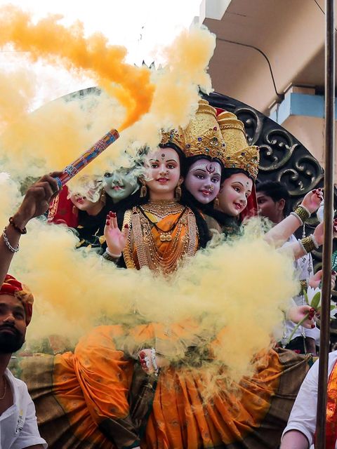 Sogar der Rauch ist farbig: Teilnehmer einer Prozession in Nagpur tragen eine Statue der Göttin Durga Nagpur