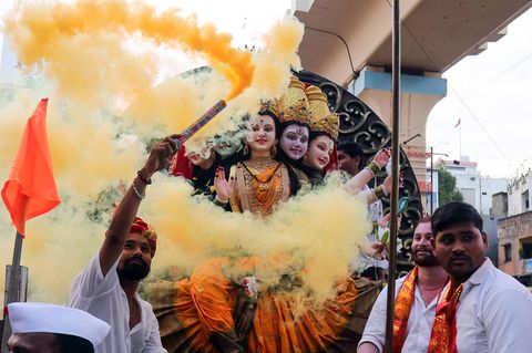 Sogar der Rauch ist farbig: Teilnehmer einer Prozession in Nagpur tragen eine Statue der Göttin Durga Nagpur