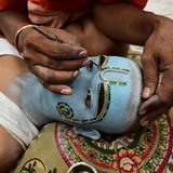 Teilnehmer werden bunt geschminkt