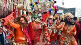 Gläubige Hindus ziehen als Affengott Hanuman kostümiert durch die Straßen der Stadt Amritsar im Nordwesten Indiens