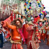 Gläubige Hindus ziehen als Affengott Hanuman kostümiert durch die Straßen der Stadt Amritsar im Nordwesten Indiens