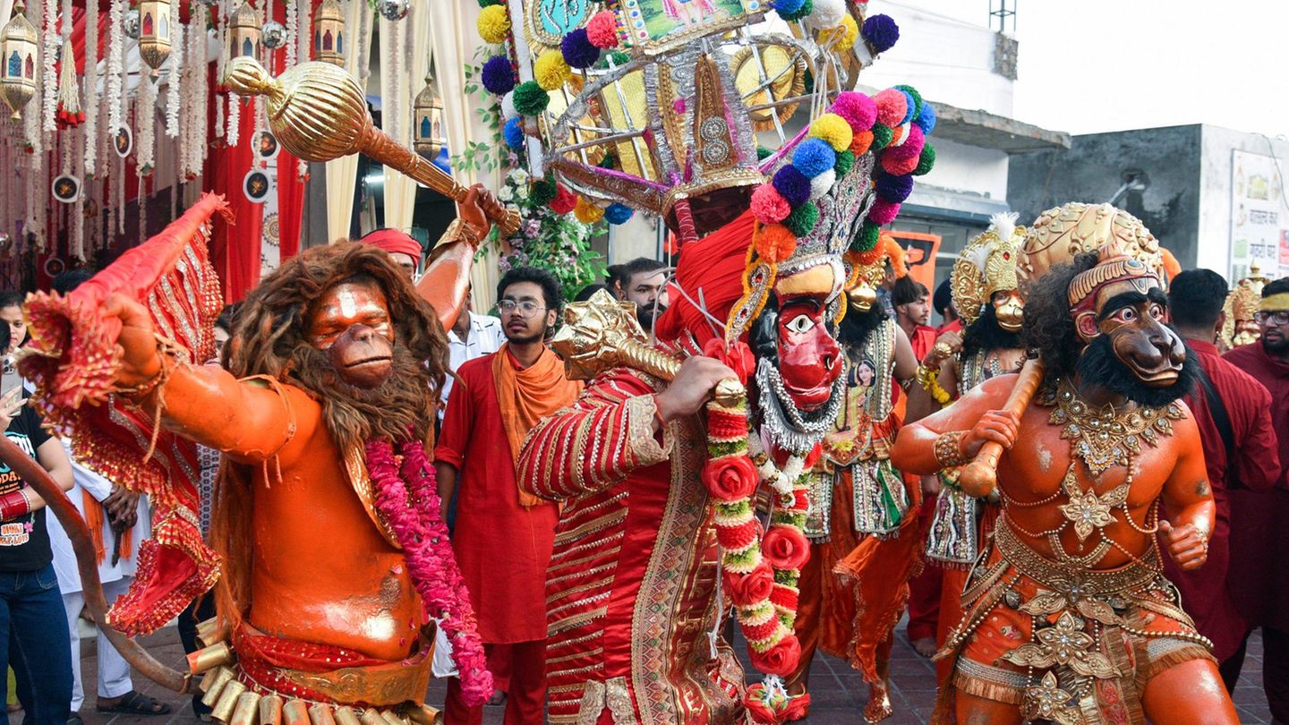 Gläubige Hindus ziehen als Affengott Hanuman kostümiert durch die Straßen der Stadt Amritsar im Nordwesten Indiens