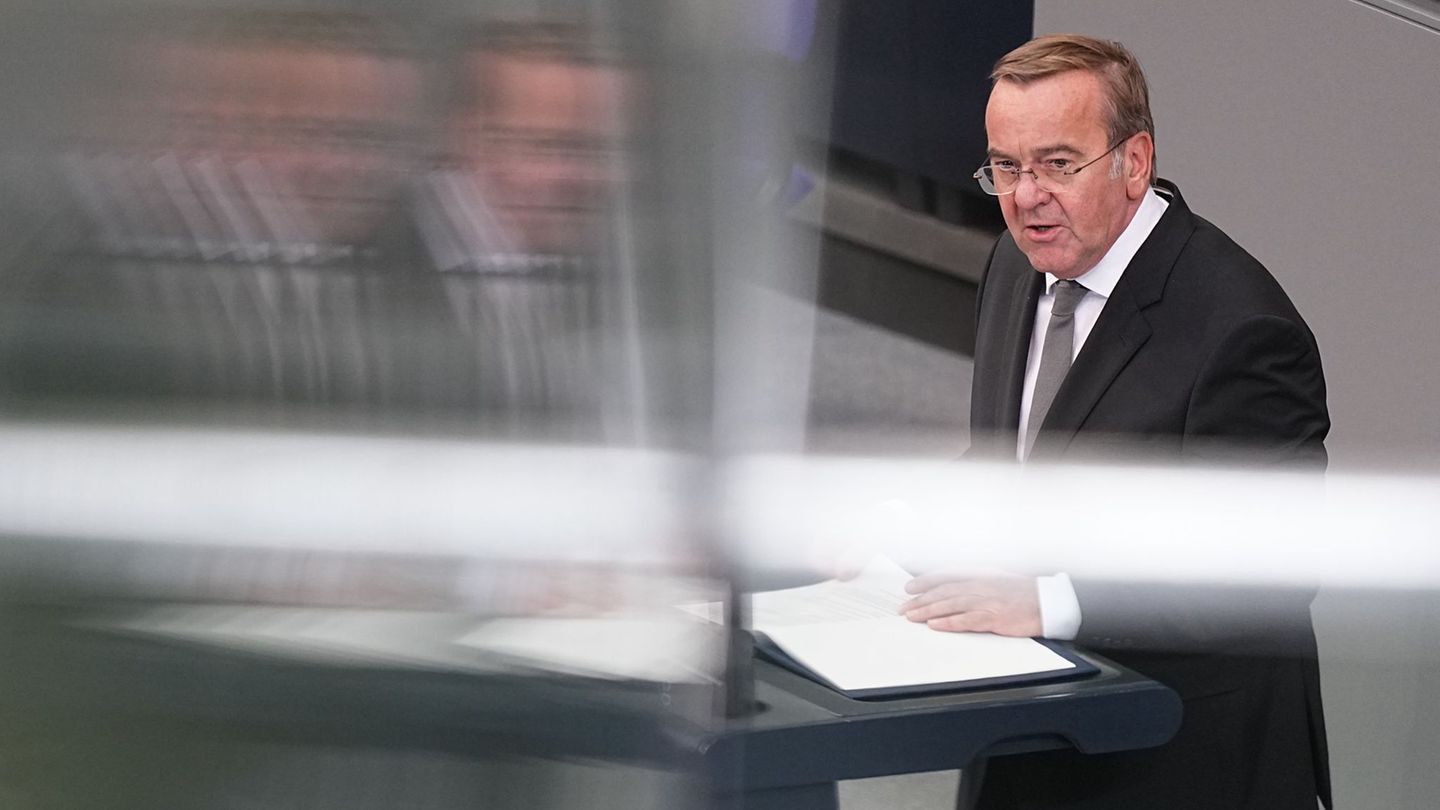 "Unsere Hauptaufgabe ist, schnell Verteidigungsfähigkeit und schnell Vollausstattung herbeizuführen", sagt Verteidigungsminister