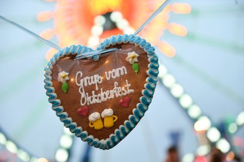 Die Besucherinnen und Besucher der Wiesn müssen sich auf Wolken einstellen. (Symbolbild) Foto: Felix Hörhager/dpa