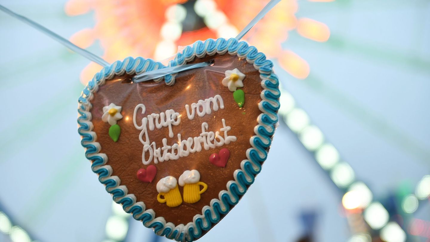 Die Besucherinnen und Besucher der Wiesn müssen sich auf Wolken einstellen. (Symbolbild) Foto: Felix Hörhager/dpa