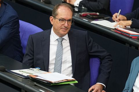 Bundesinnenminister Alexander Dobrindt (CSU) will sich verstärkt um unerlaubte Drohnenüberflüge kümmern. Foto: Michael Kappeler/