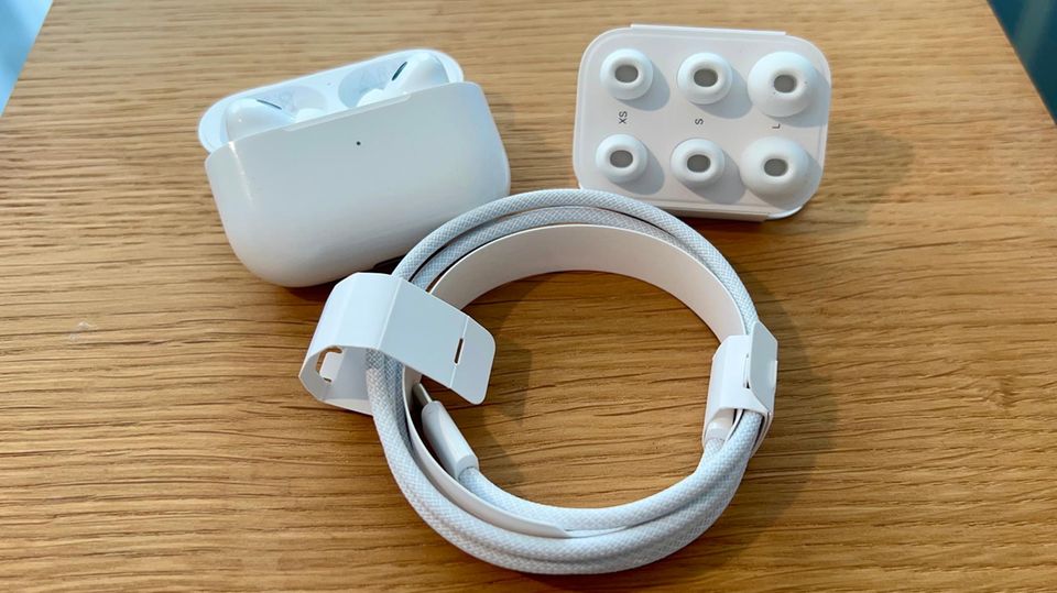 Der Lieferumfang der Apple AirPods Pro 2 besteht aus Kabel, Stöpsel, Case und Gelpads