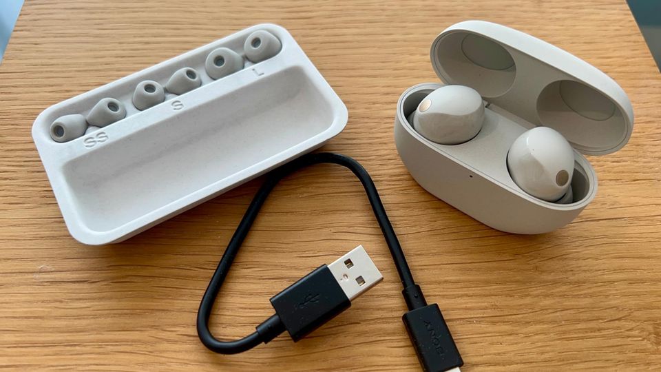 Das Zubehör der Sony-Kopfhörer liegt auf einem Tisch