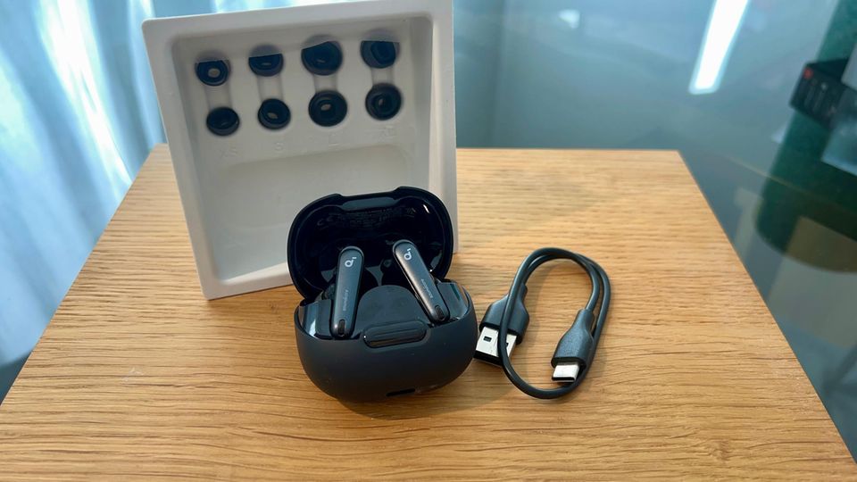 Der Lieferumfang der Soundcore Liberty 4 NC liegt auf dem Tisch