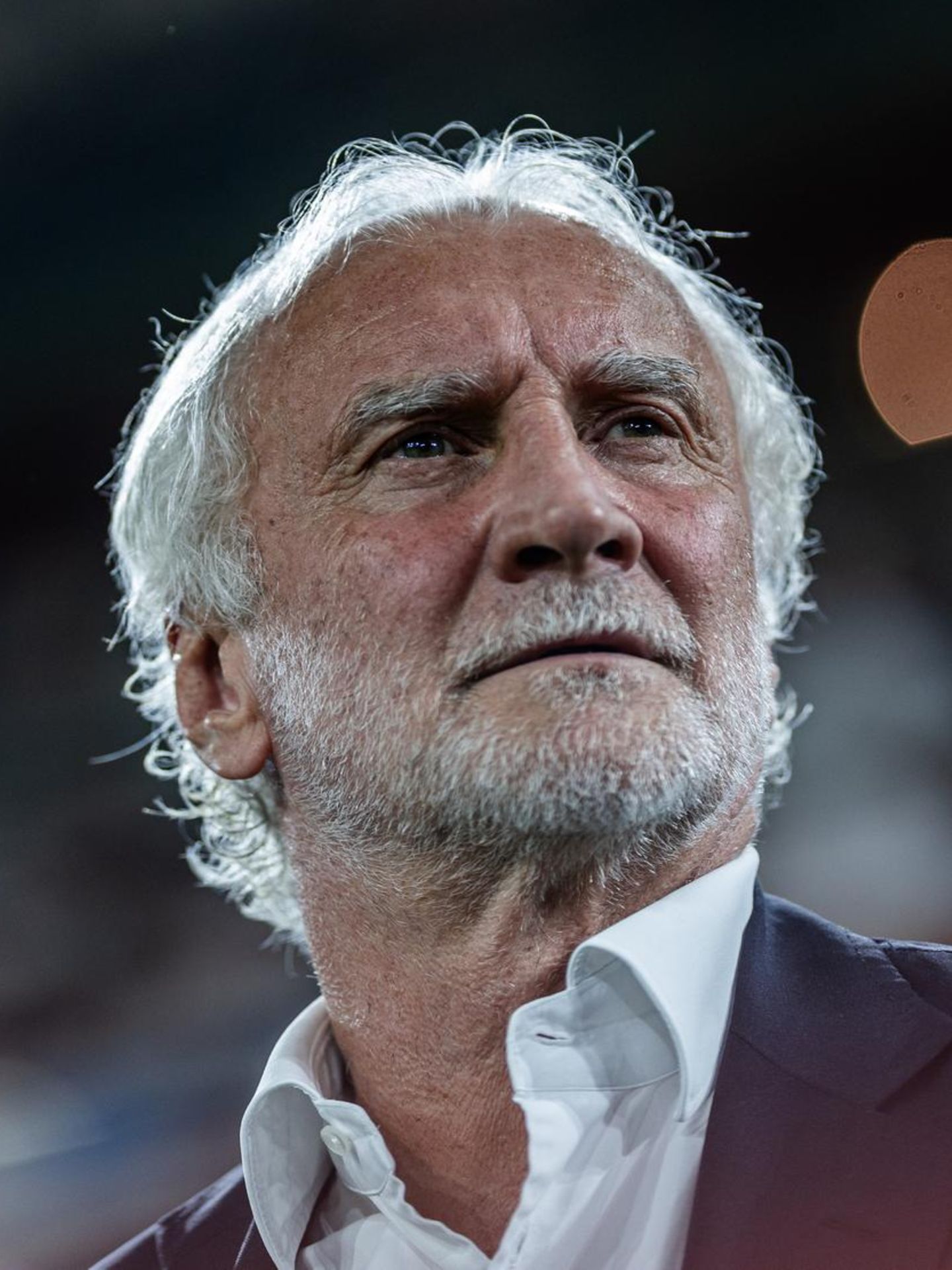 Rudi Völler blickt in einem Stadion nach oben