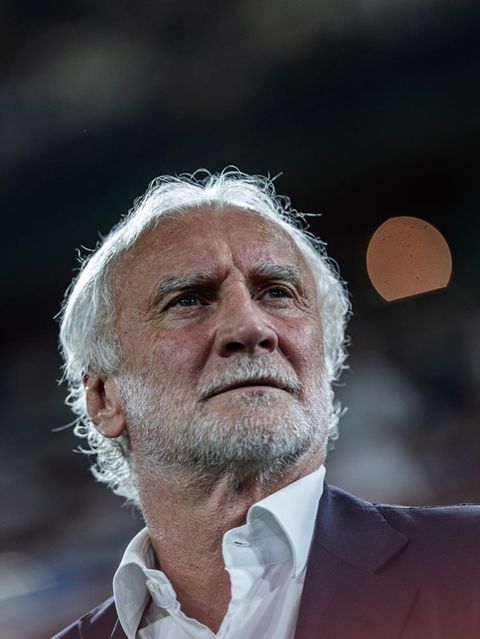 Rudi Völler blickt in einem Stadion nach oben