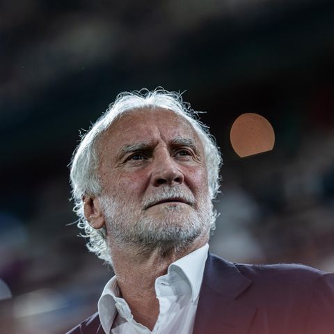 Rudi Völler blickt in einem Stadion nach oben