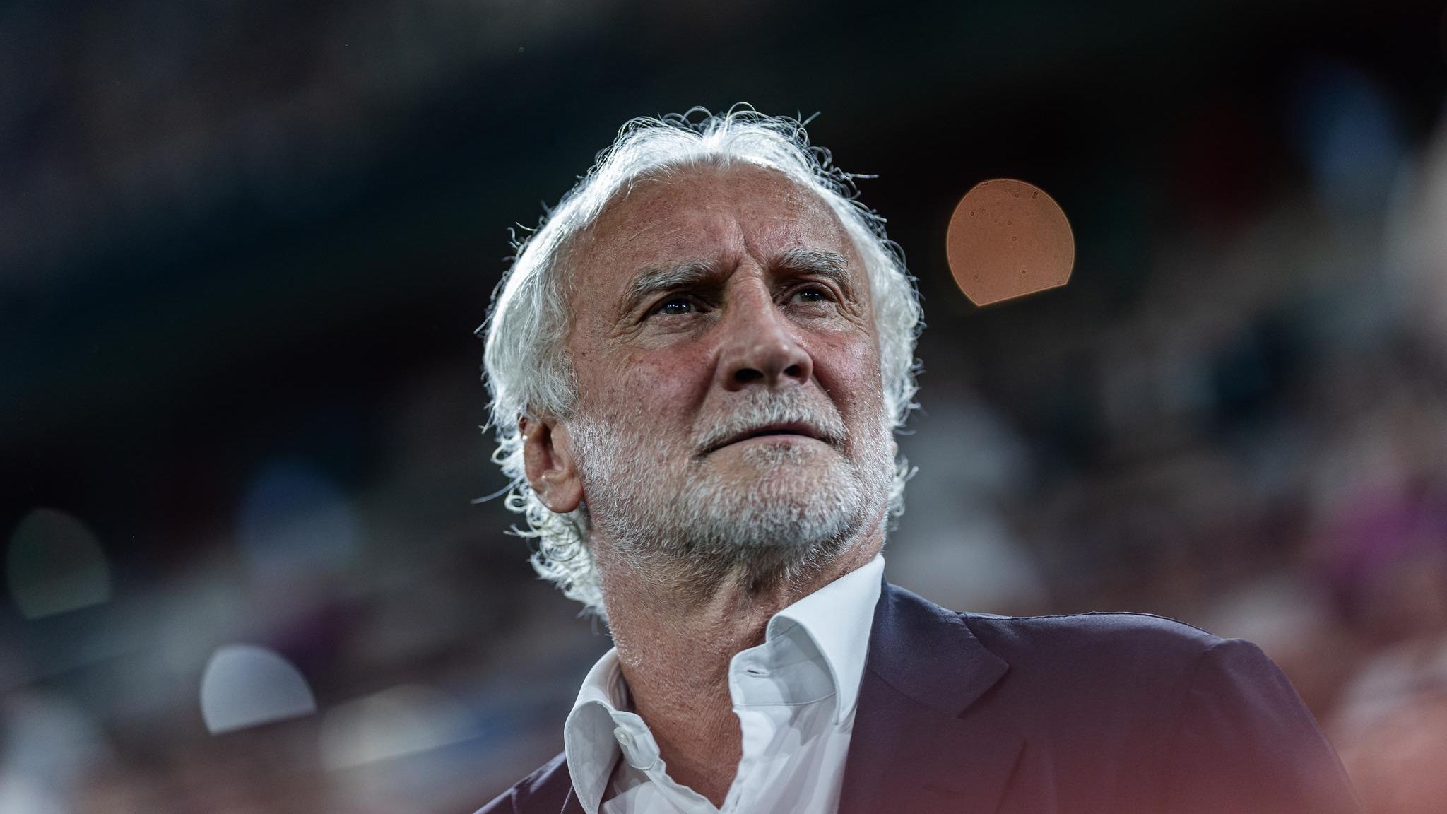 Rudi Völler blickt in einem Stadion nach oben