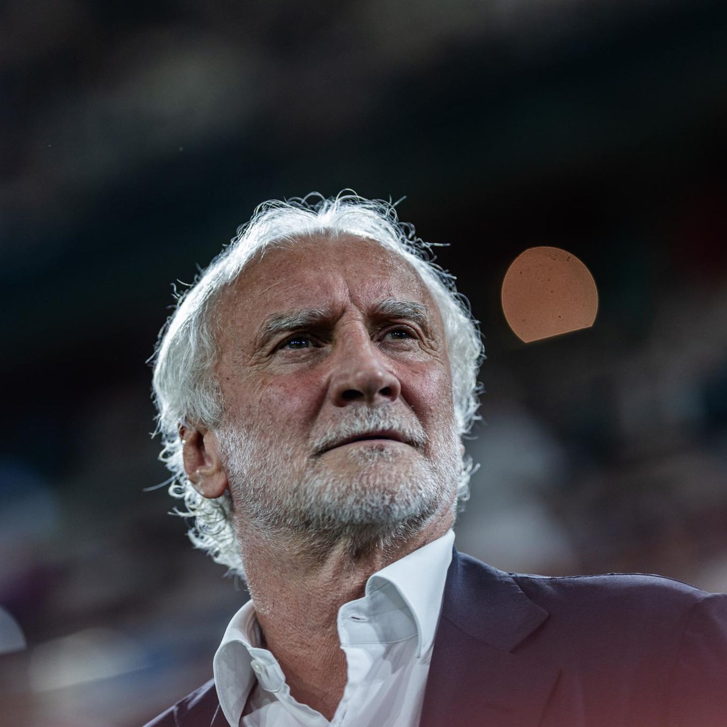 Rudi Völler blickt in einem Stadion nach oben