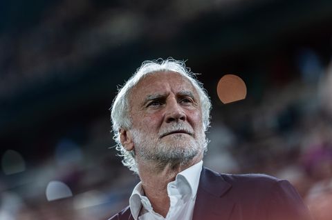 Rudi Völler blickt in einem Stadion nach oben