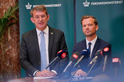 Sprechen von einem "hybriden Angriff": Dänemarks Verteidigungsminister Troels Lund Poulsen und Justizminister Peter Hummelgaard.