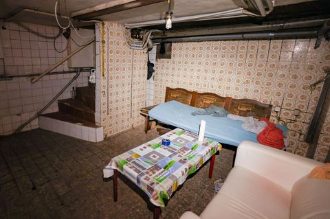 Ein provisorisches Lager im feuchten Keller eines Mehrfamilienhauses Foto: Christoph Reichwein/dpa