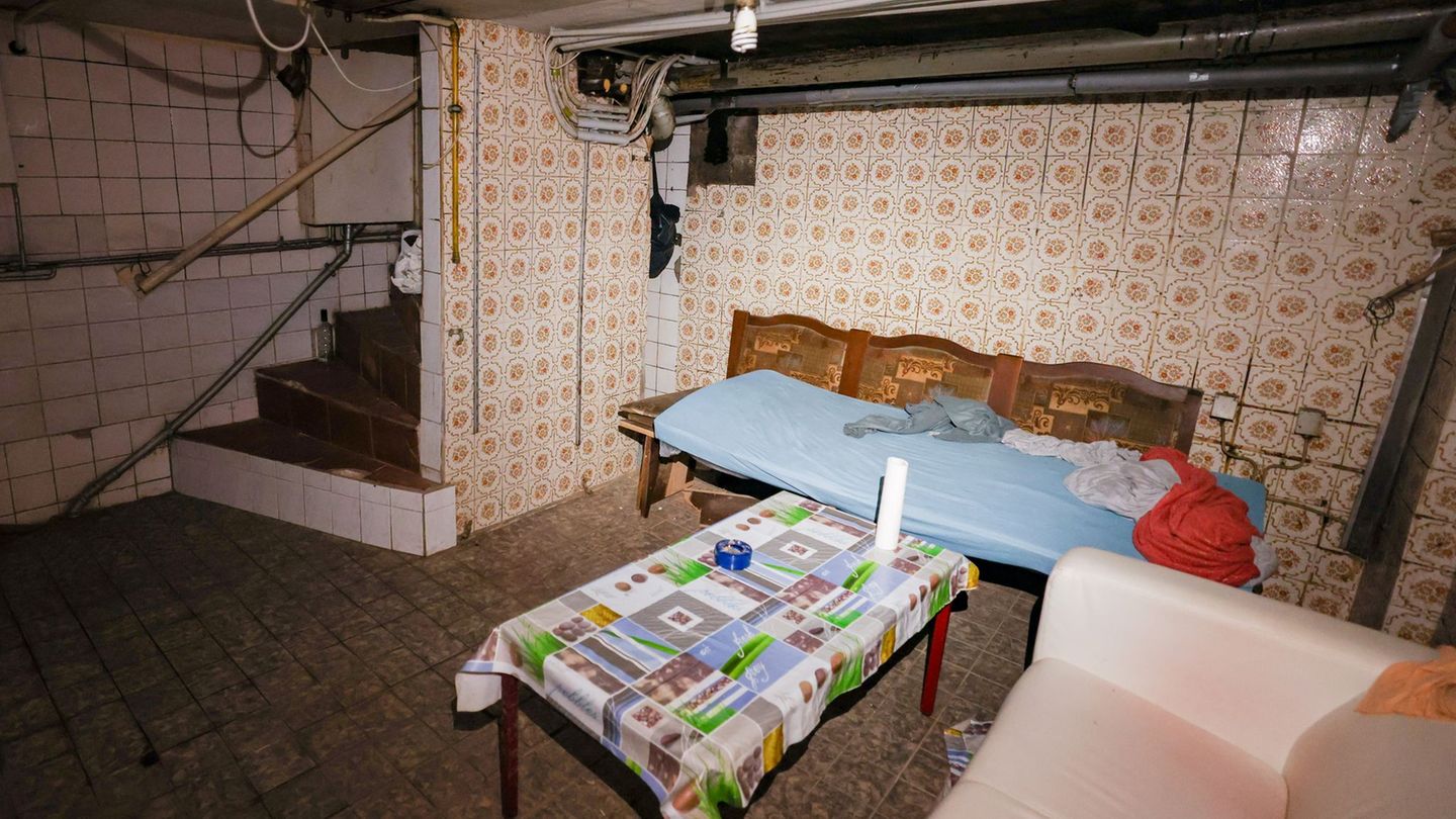 Ein provisorisches Lager im feuchten Keller eines Mehrfamilienhauses Foto: Christoph Reichwein/dpa