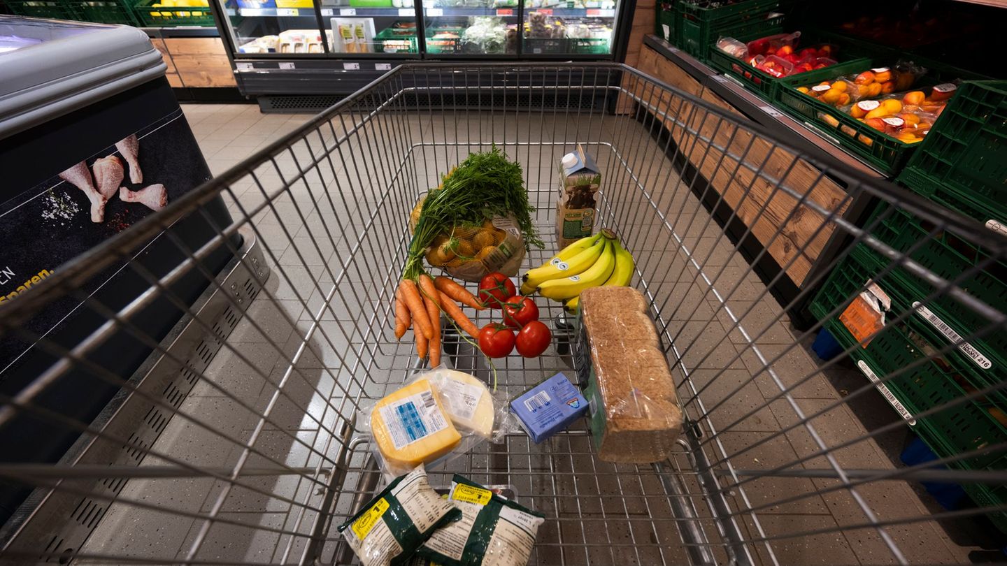 Viele Lebensmittel sind deutlich teurer als in der Vor-Corona-Zeit. (Symbolbild) Foto: Philip Dulian/dpa