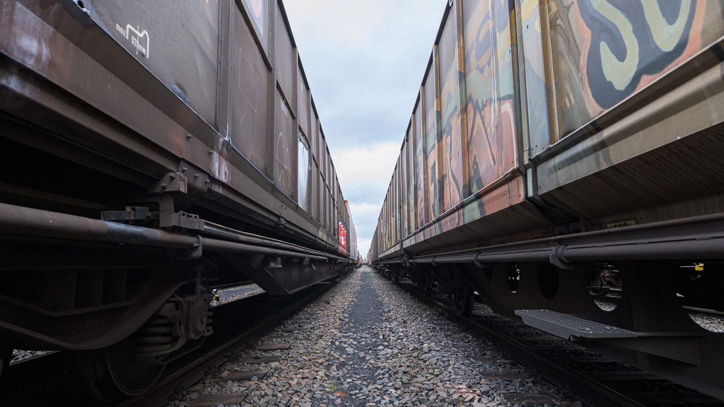 Manche Gütezugwaggons gehen kaputt - dann müssen sie instand gesetzt werden. Bei den Werkstätten der DB Cargo hierfür gibt es ei