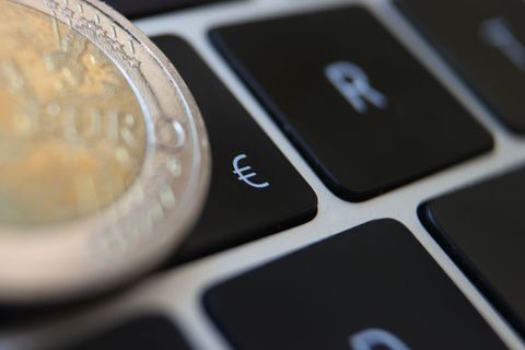 Ein Stablecoin koppelt seinen Wert an stabile Vermögenswerte, um Kursschwankungen zu vermeiden. (Symbolbild) Foto: Karl-Josef Hi