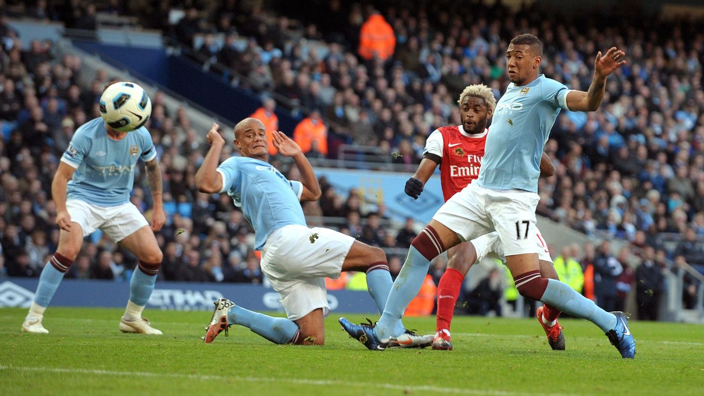 Vincent Kompany (Mitte) und Jérôme Boateng spielten - wie hier im Oktober 2010 - zusammen für Manchester City. (Archivfoto) Foto