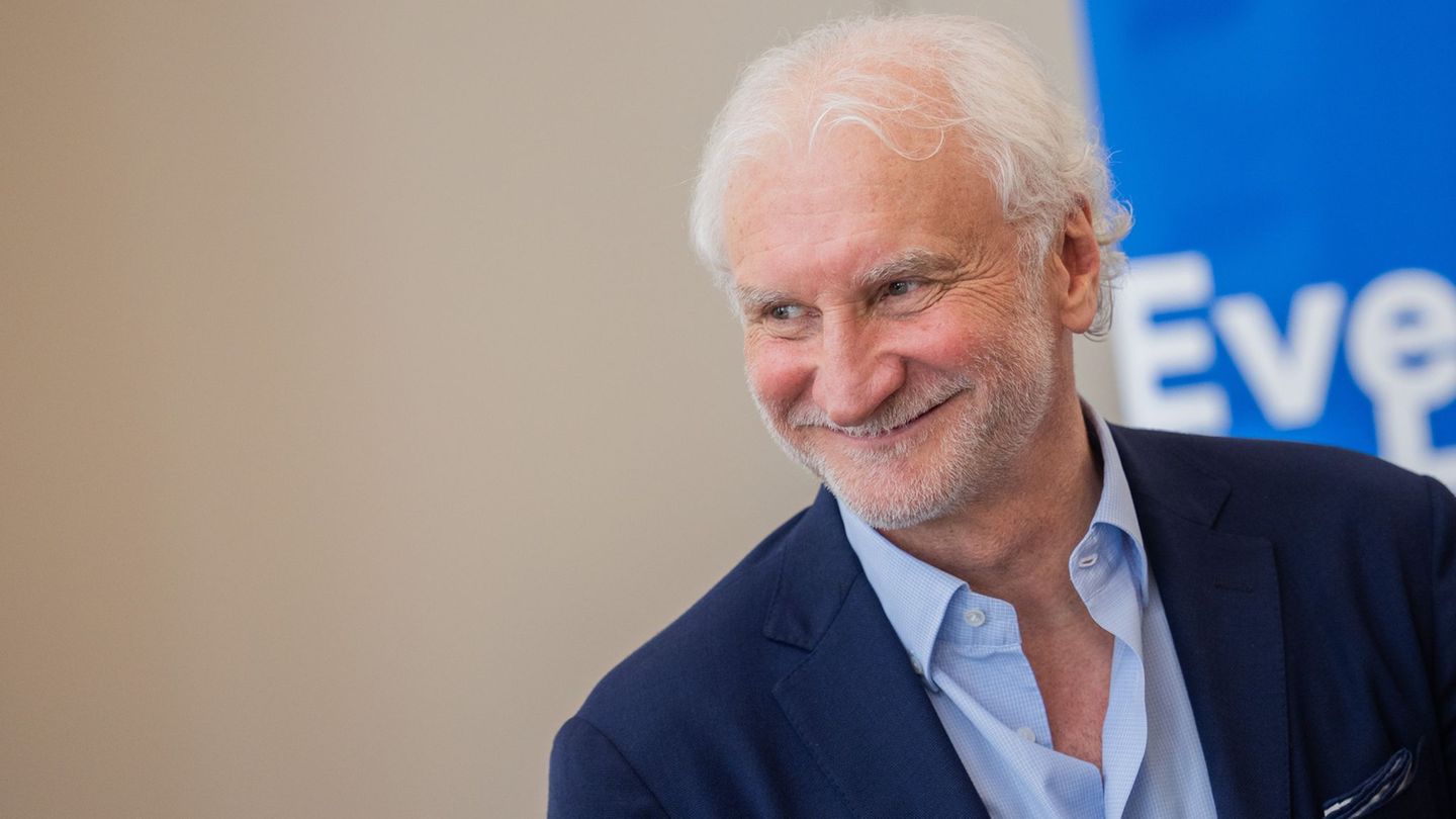 Rudi Völler wird beim Sportpresseball als Legende des Sports geehrt. Foto: Rolf Vennenbernd/dpa