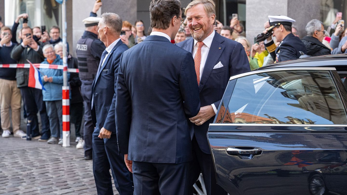 NRW-Ministerpräsident Hendrik Wüst begrüßt am Haus der Niederlande den niederländischen König Willem-Alexander. Foto: Guido Kirc