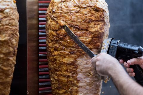 Die Regeln für die Herstellung der Fleischspieße können vorerst so bleiben, wie sie sind. (Archivbild) Foto: Sven Hoppe/dpa