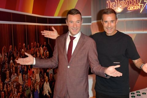 Kai Pflaume und seine Wachsfigur im Anzug.