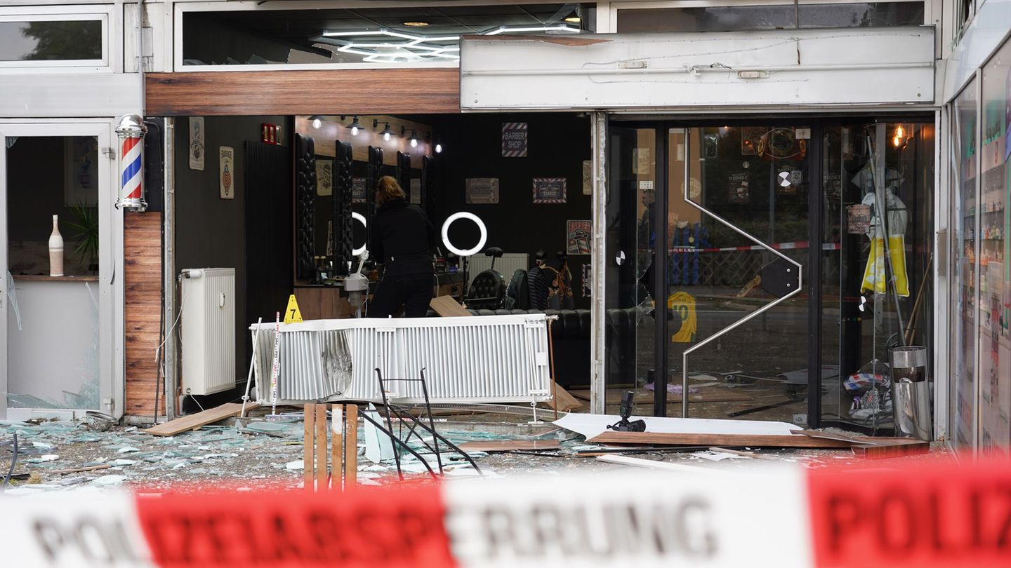 In einem Bielefelder Barbershop hat es eine Explosion gegeben. Foto: Christian Müller TV/dpa