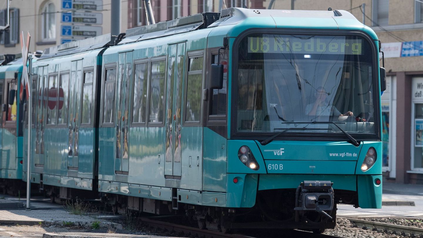 Fahrgäste der U Bahn-Linie 8 und 9 mussten auf Taxen umsteigen. (Symbolfoto) Foto: Boris Roessler/dpa