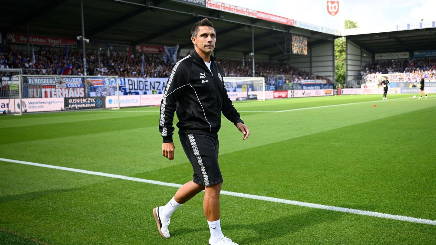 Wünscht sich für Holstein Kiel bald ein neues Stadion: Holstein-Cheftrainer Marcel Rapp Foto: Gregor Fischer/dpa