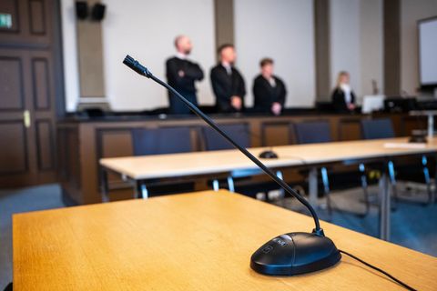 Zwei Angeklagte legten teilweise ein Geständnis ab. Foto: Sina Schuldt/dpa