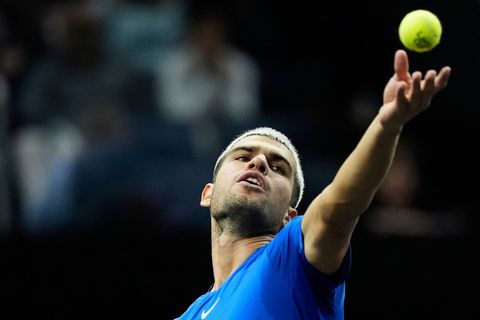 Carlos Alcaraz gewinnt sein Erstrundenmatch in Tokio trotz zwischenzeitlicher Probleme mit dem Fuß. (Archivbild) Foto: Jeff Chiu