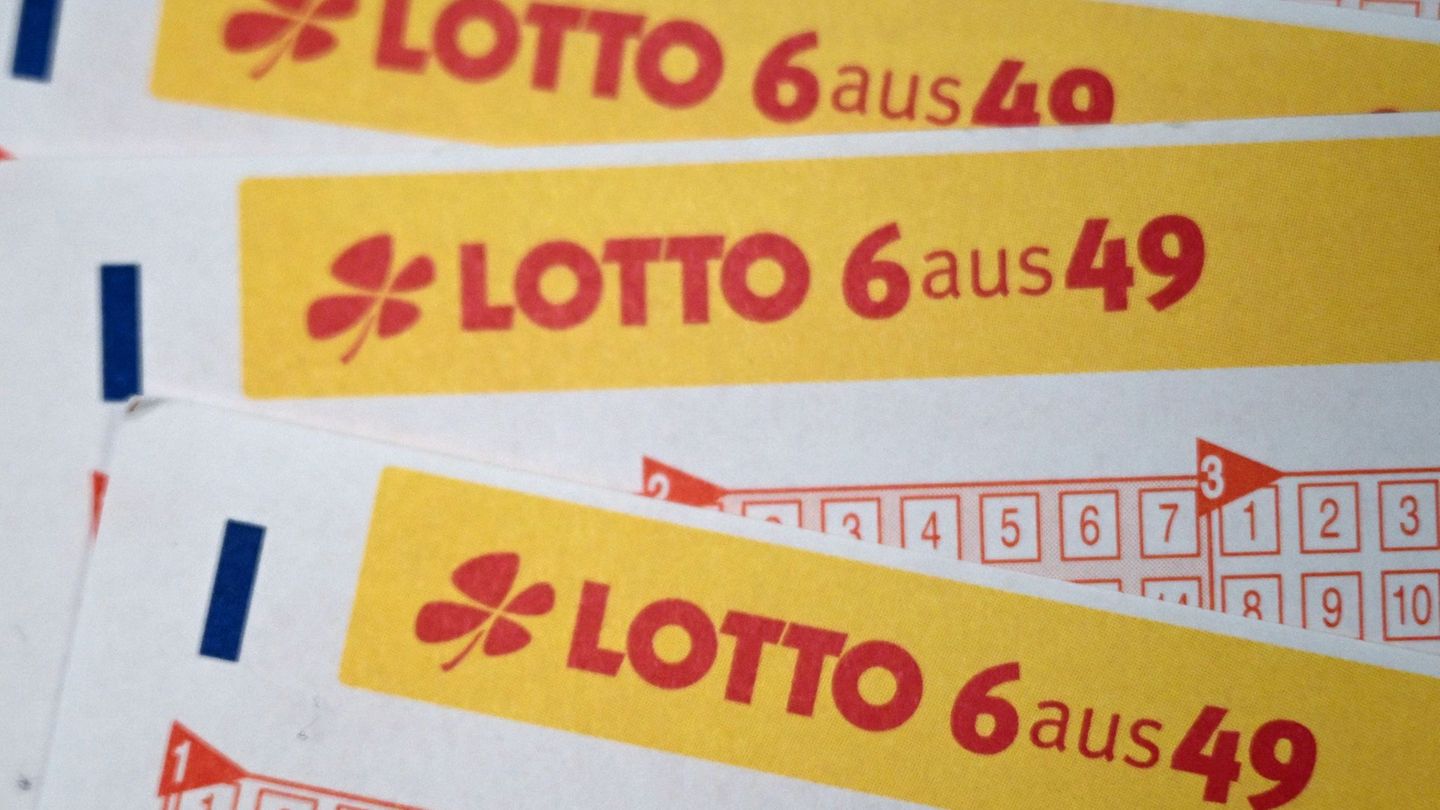 Sechs Richtige reichten für einen Millionengewinn in der zweithöchsten Spielklasse. (Symbolbild) Foto: Federico Gambarini/dpa