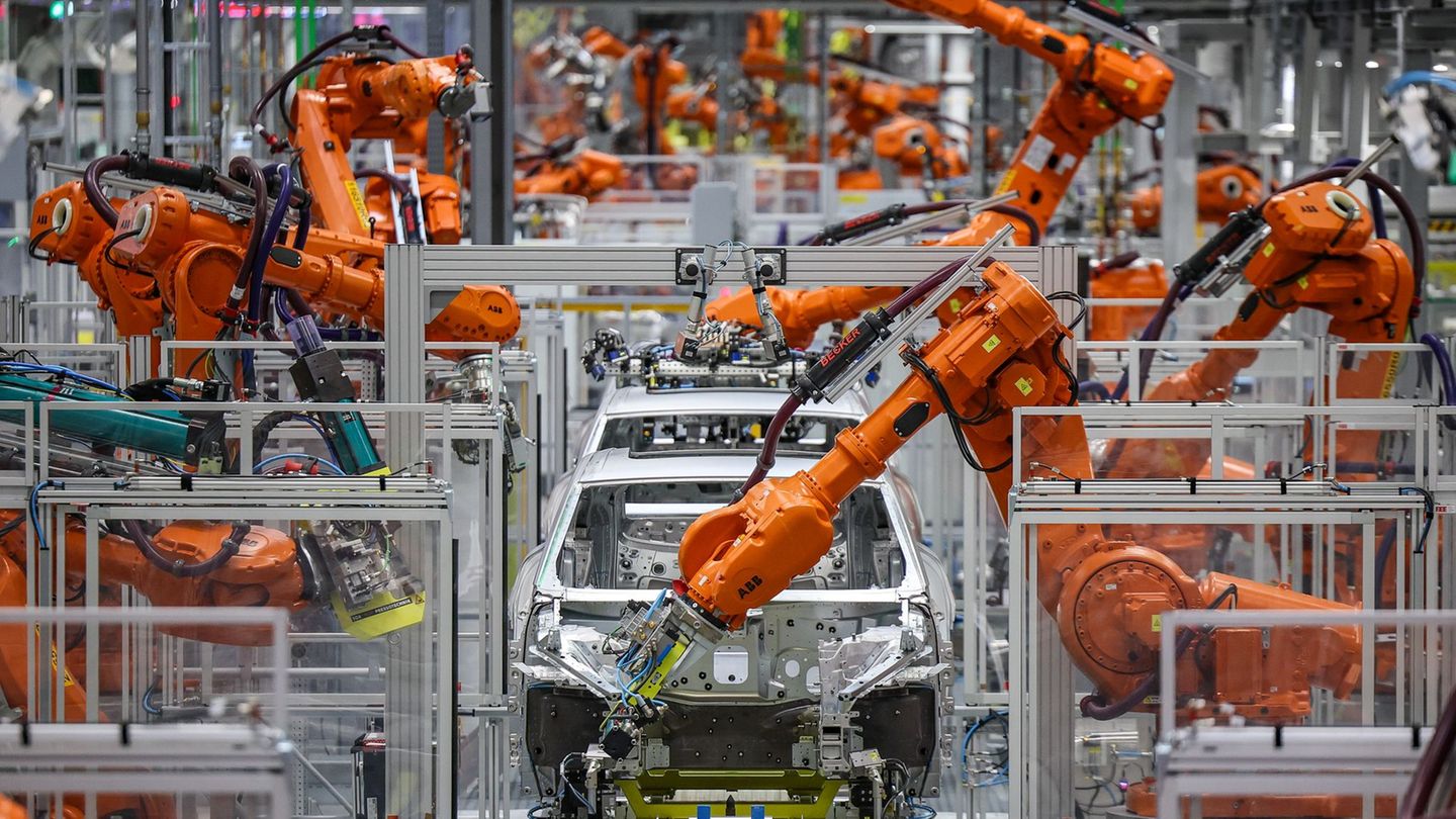 Die Autoindustrie hat deutlich weniger Industrieroboter aufgestellt. (Archivbild) Foto: Jan Woitas/dpa